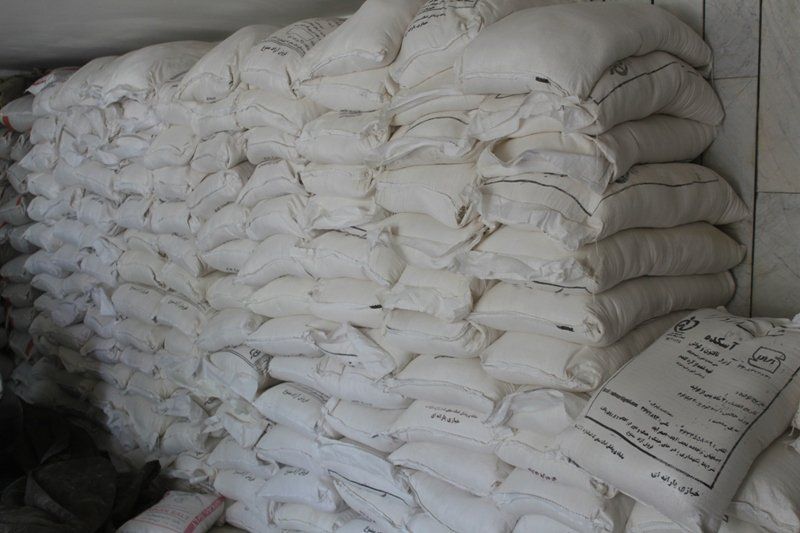 کشف بیش از ۷۰ تُن آرد خارج از شبکه توزیع در کاشان