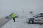 امداد رسانی ماموران پلیس راه اصفهان به ۱۳۵۰ خودروی گرفتار در برف