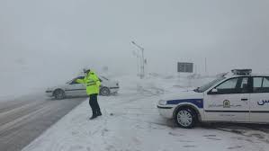 امداد رسانی ماموران پلیس راه اصفهان به ۱۳۵۰ خودروی گرفتار در برف