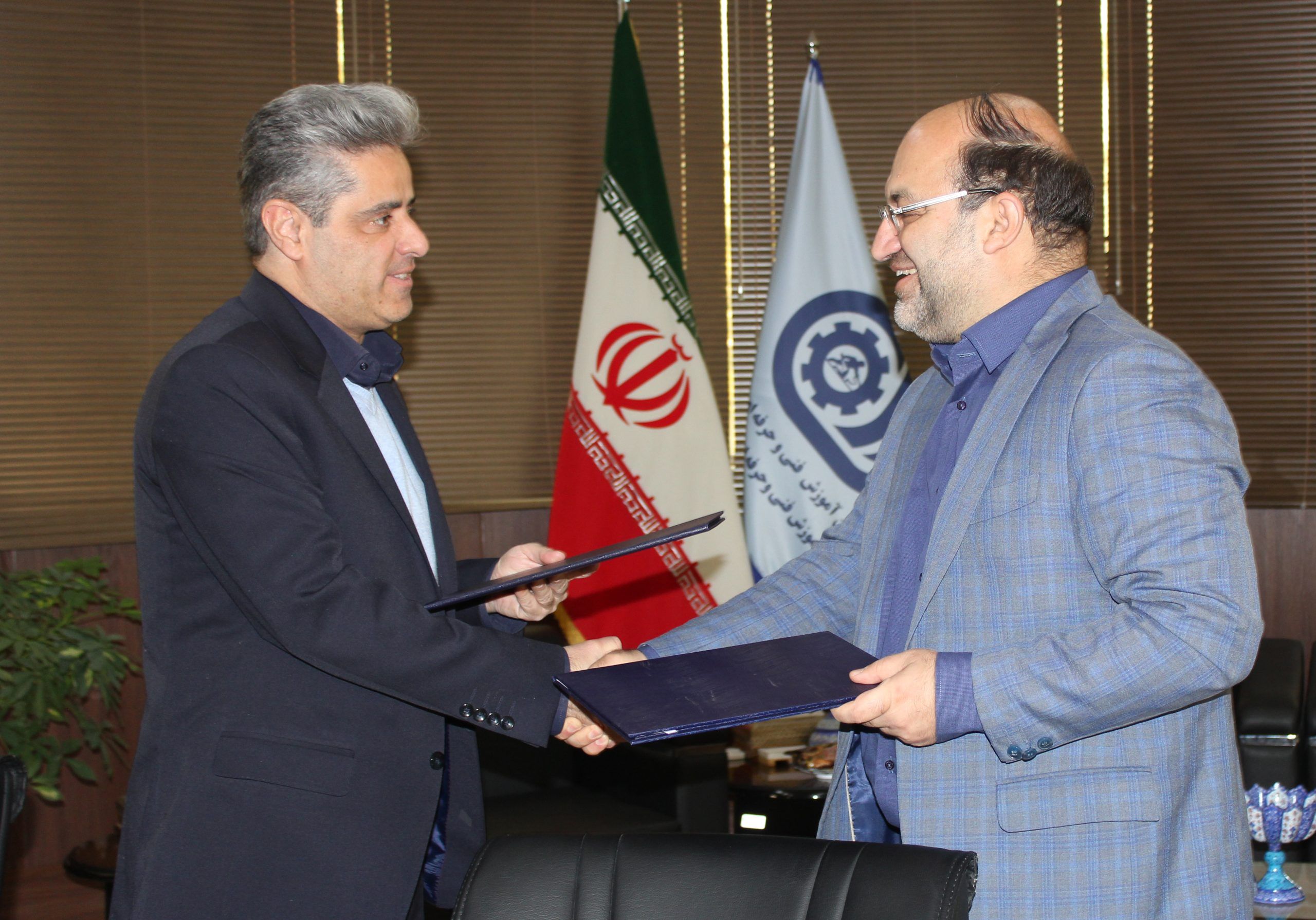 انعقاد تفاهم نامه بین اداره کل آموزش فنی وحرفه ای استان اصفهان و دانشگاه آزاد اسلامی اصفهان