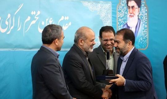 وزیر کشور از استاندار اصفهان به عنوان رئیس شورای آموزش و پرورش برتر کشور تجلیل کرد