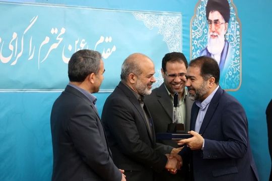 وزیر کشور از استاندار اصفهان به عنوان رئیس شورای آموزش و پرورش برتر کشور تجلیل کرد