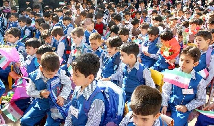 فرایند تهیه لباس فرم دانش‌آموزی بر عهده انجمن اولیا و مربیان مدرسه است