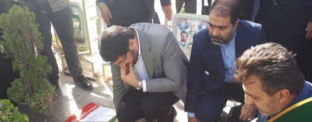 وزیر راه و شهرسازی به مقام شامخ شهدای اصفهان ادای احترام کرد وزیر راه و شهرسازی به مقام شامخ شهدای اصفهان ادای احترام کرد