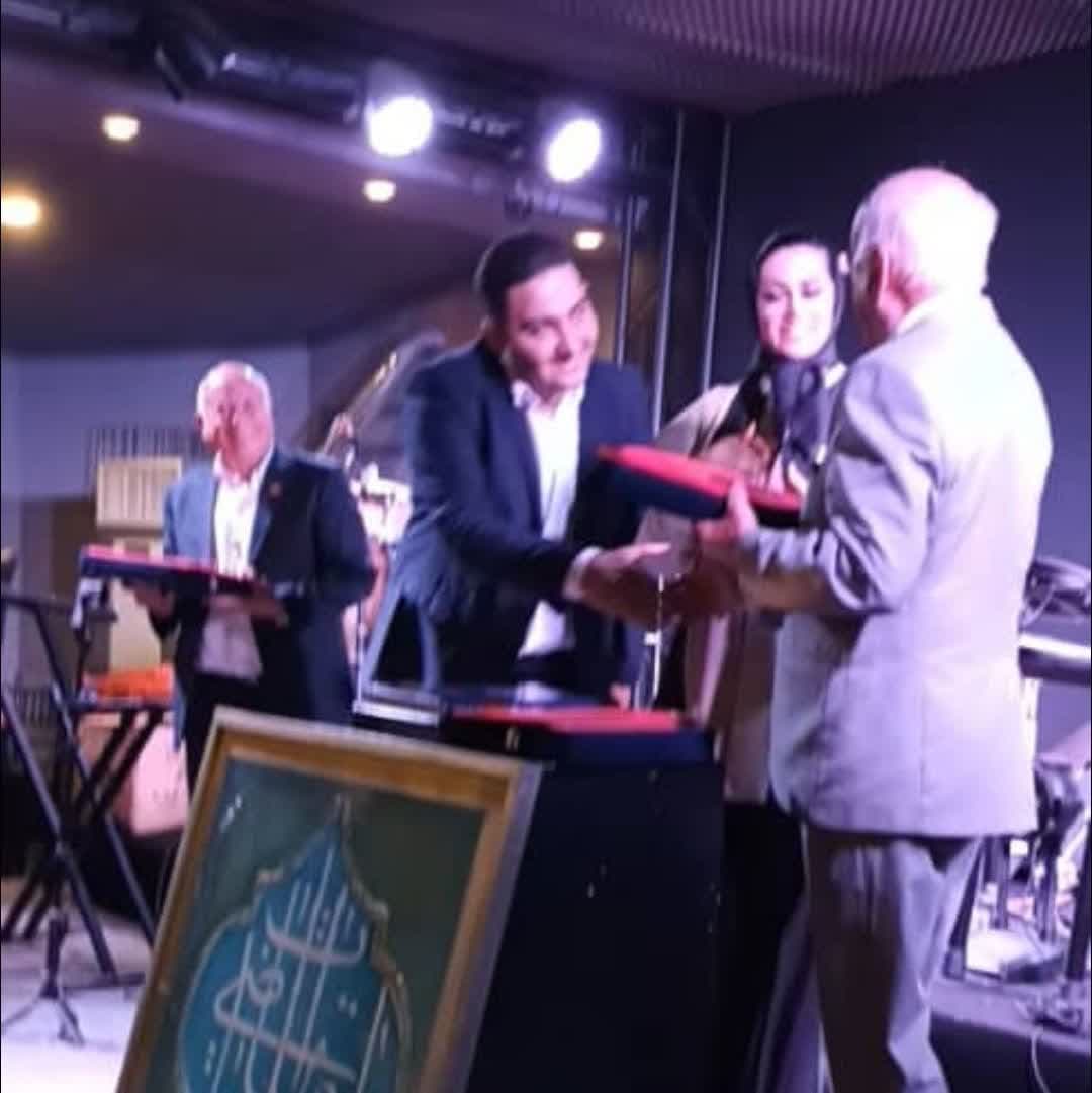 محمد امین نوری مدیر مرکز کارآفرینان مینای نصف جهان شد / هدیه پنج میلیارد و دویست میلیون ریالی جهت آزادی زنان زندانی محمد امین نوری مدیر مرکز کارآفرینان مینای نصف جهان شد / هدیه پنج میلیارد و دویست میلیون ریالی جهت آزادی زنان زندانی