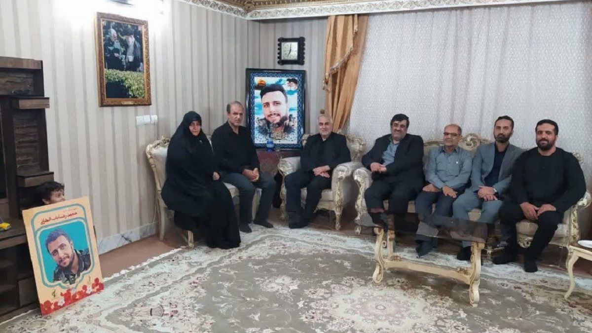 دیدار مدیر مخابرات اصفهان با خانواده شهید مدافع حرم حمیدرضا باب الخانی دیدار مدیر مخابرات اصفهان با خانواده شهید مدافع حرم حمیدرضا باب الخانی
