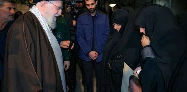 رهبر انقلاب با خانواده شهید سید رضی موسوی گفتگو کردند