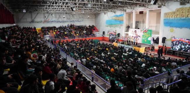 اجتماع بزرگ ۳ هزار نفری رأی اولی‌های استان اصفهان برگزار شد