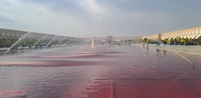 آب حوض میدان امام(ره) اصفهان قرمز شد