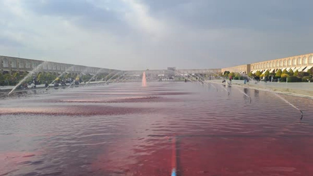 آب حوض میدان امام(ره) اصفهان قرمز شد آب حوض میدان امام(ره) اصفهان قرمز شد
