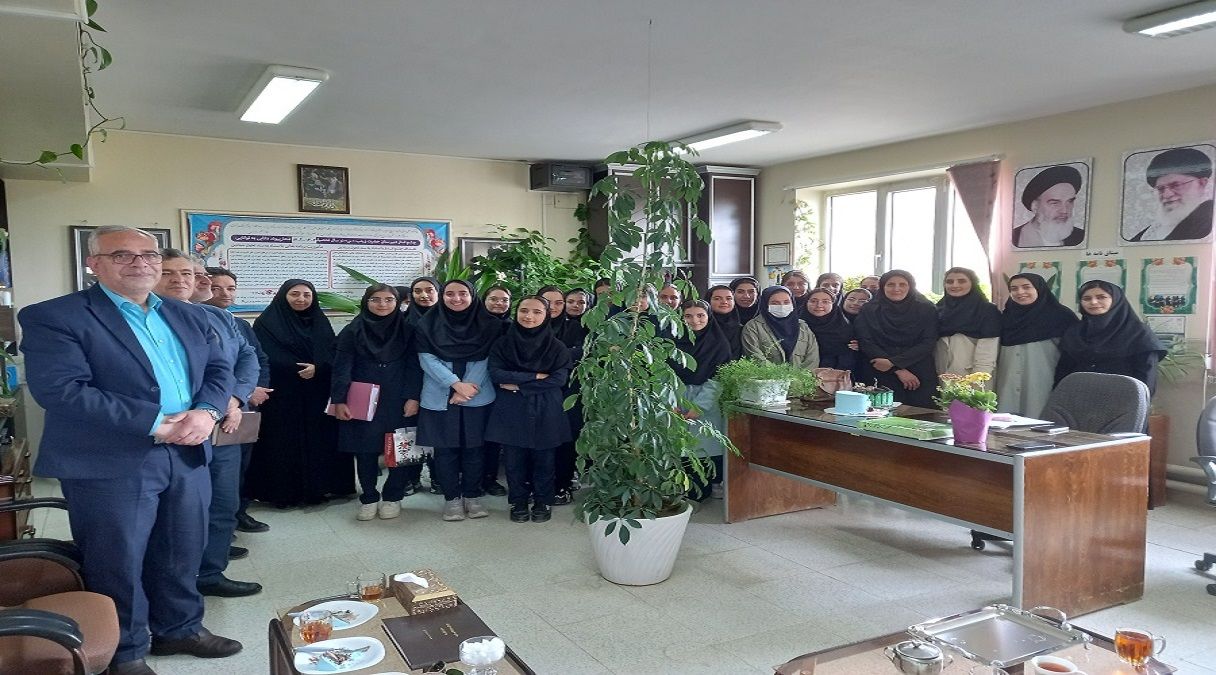 تکریم رئیس مخابرات بویین میاندشت از معلمان