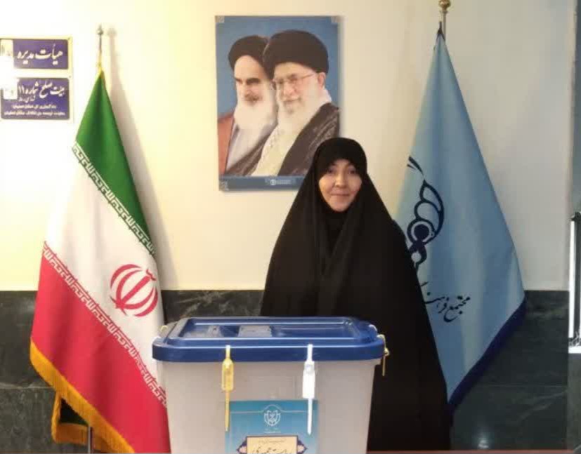 رئیس اداره مطبوعات و تبلیغات اداره کل فرهنگ و ارشاد اسلامی استان اصفهان رای خود را به صندوق انداخت