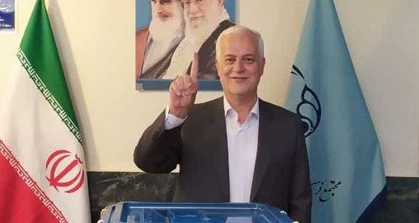 شهردار اصفهان رأی خود را به صندوق انداخت