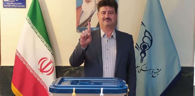 مدیر کل اداره کل امور مالیاتی استان اصفهان رأی خود را به صندوق انداخت