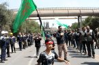 حرکت دسته‌های عزاداری با پرچم‌های حسینی در ذوب‌آهن اصفهان