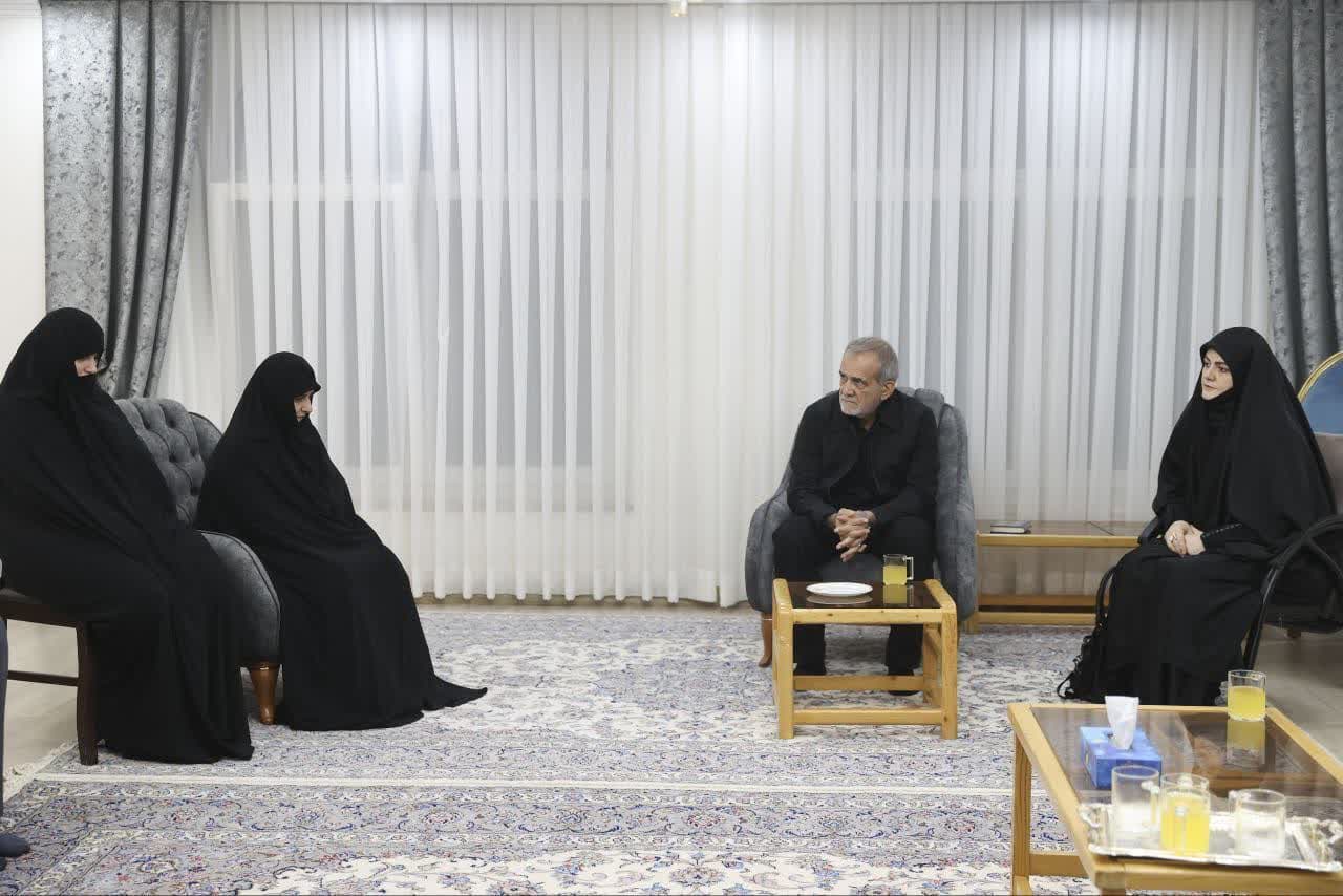 مسعود پزشکیان با خانواده شهید رئیسی دیدار کرد مسعود پزشکیان با خانواده شهید رئیسی دیدار کرد
