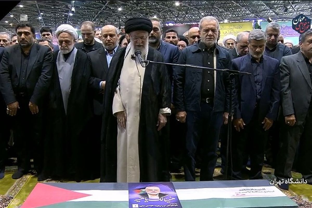 اقامه نماز رهبر انقلاب بر پیکر شهید «اسماعیل هنیه» اقامه نماز رهبر انقلاب بر پیکر شهید «اسماعیل هنیه»