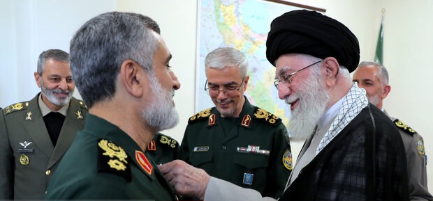 اعطای «نشان فتح» به سردار حاجیزاده از سوی فرمانده کل قوا اعطای «نشان فتح» به سردار حاجیزاده از سوی فرمانده کل قوا