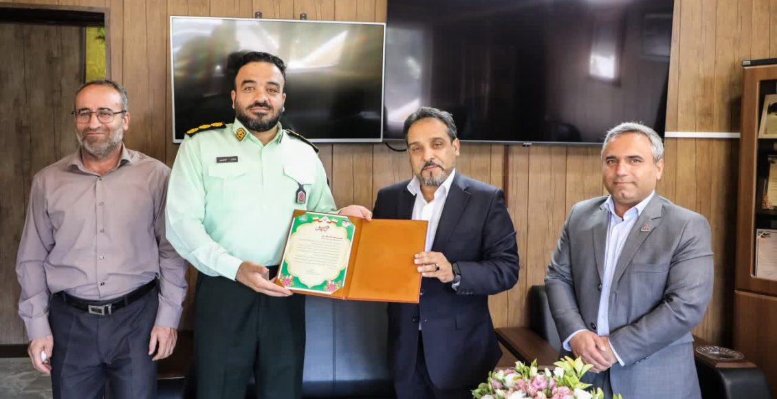 تقدیر معاون سرمایه انسانی و توسعه مدیریت هلدینگ پتروپالایش اصفهان از زحمات کادر فراجا تقدیر معاون سرمایه انسانی و توسعه مدیریت هلدینگ پتروپالایش اصفهان از زحمات کادر فراجا