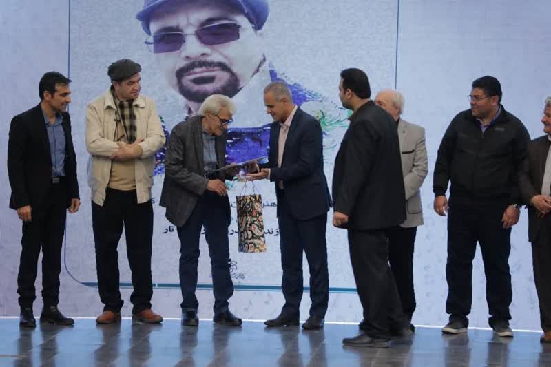 تقدیر از پیشکسوتان عرصه موسیقی کاشان در ویژه برنامه «هَمنَوا با پاییز»