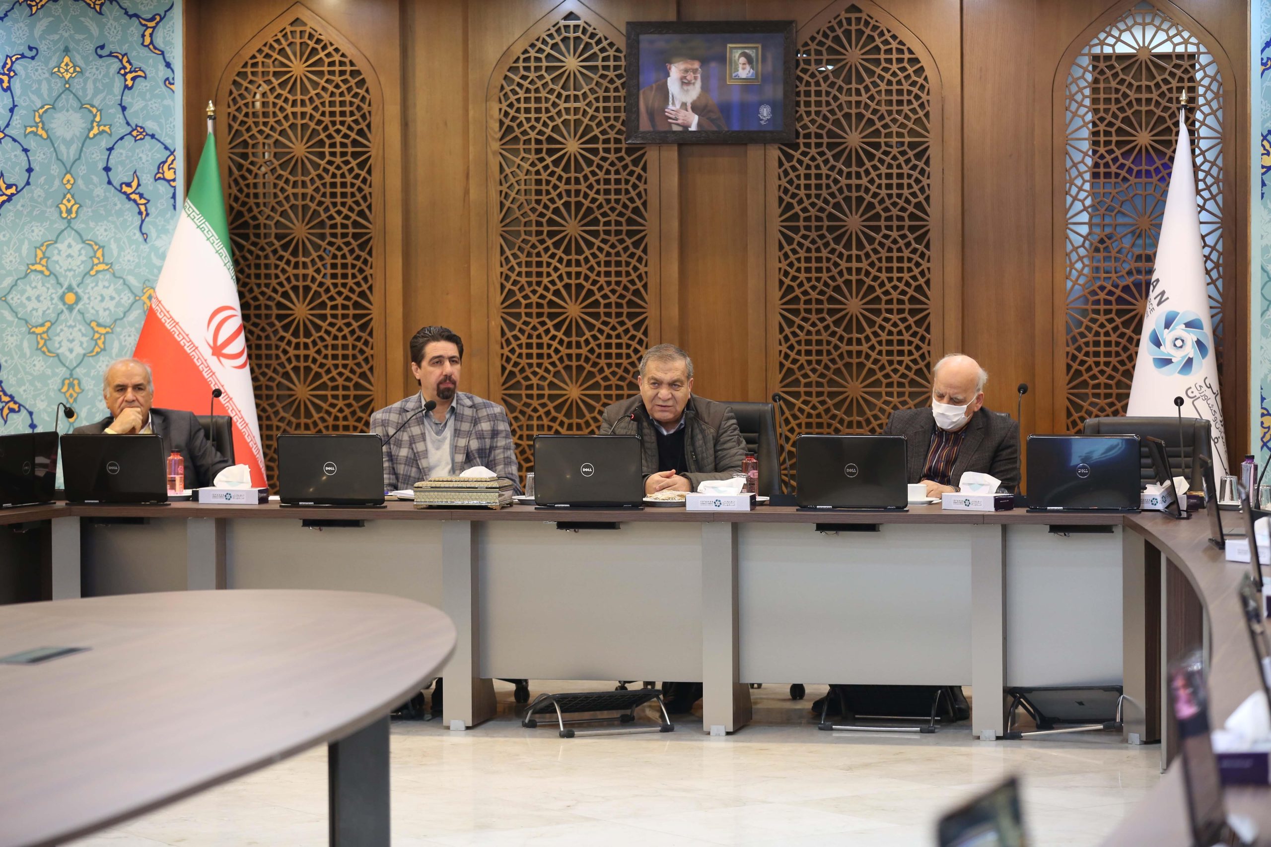 دولت باید مقوله تولید برق را به بخش خصوصی واگذار کند