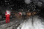 امدادرسانی امدادگران هلال احمر به ۱۲۴۰ در جاده‌های اصفهان به دنبال بارش برف