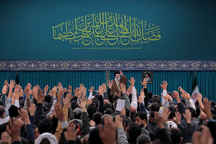 مردم قم به دیدار مقام معظم رهبری میروند مردم قم به دیدار مقام معظم رهبری میروند