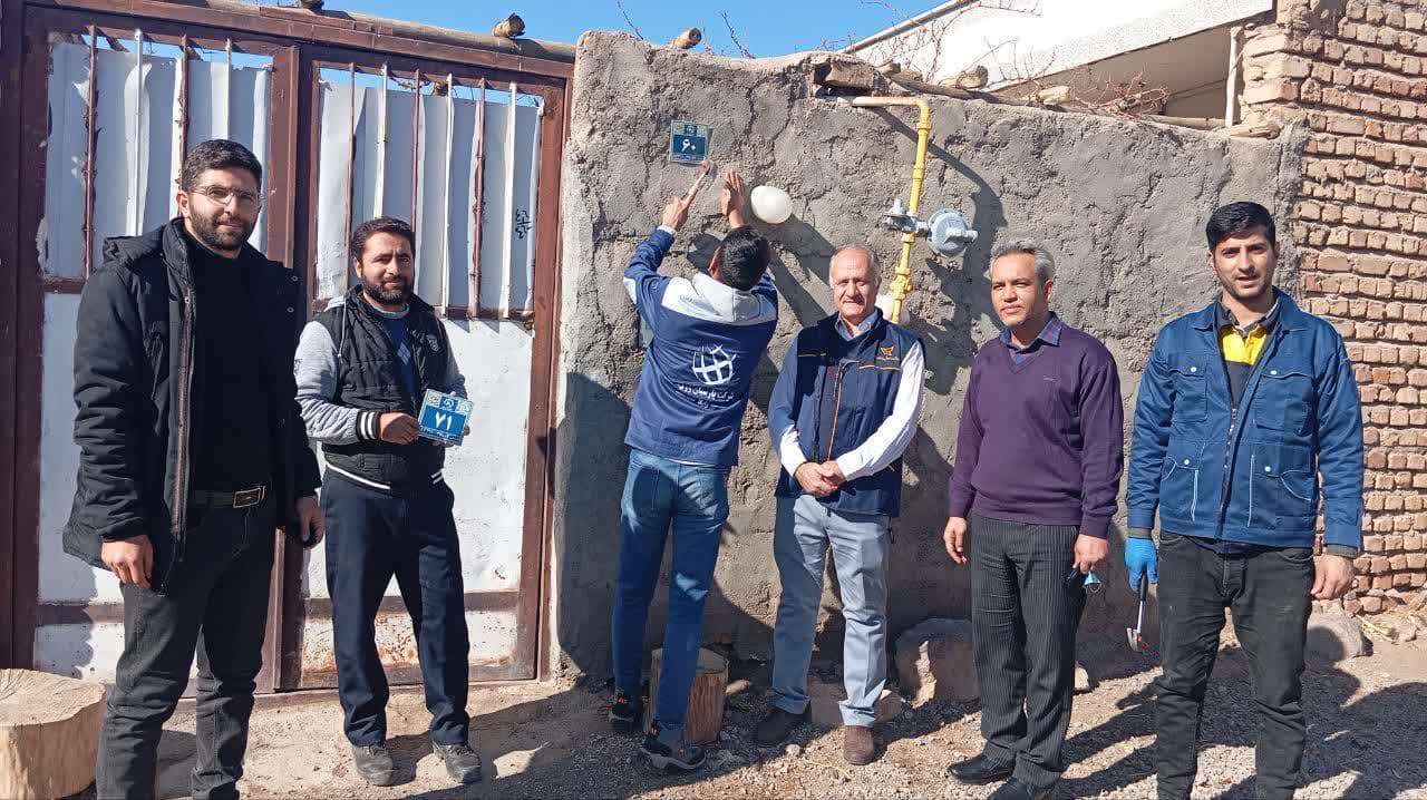 نصب نخستین پلاک‌های هوشمند کُد پستی در روستاهای اردستان