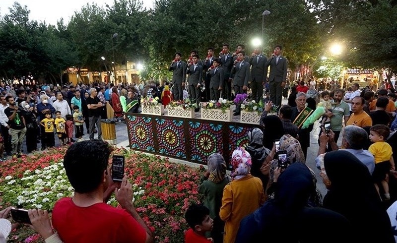 جشن بزرگ ۲ کیلومتری ولادت باسعادت امامزمان (عج) در گذر فرهنگی چهار باغ اصفهان جشن بزرگ ۲ کیلومتری ولادت باسعادت امامزمان (عج) در گذر فرهنگی چهار باغ اصفهان