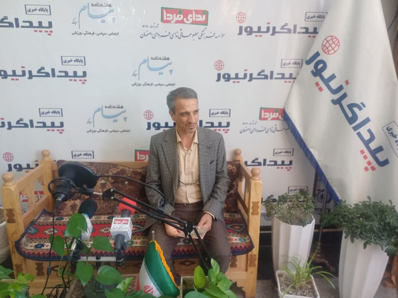 بازدید معاون امور فرهنگی و رسانه ای اداره کل ارشاد استان اصفهان از پایگاه خبری پیداگرنیوز بازدید معاون امور فرهنگی و رسانه ای اداره کل ارشاد استان اصفهان از پایگاه خبری پیداگرنیوز