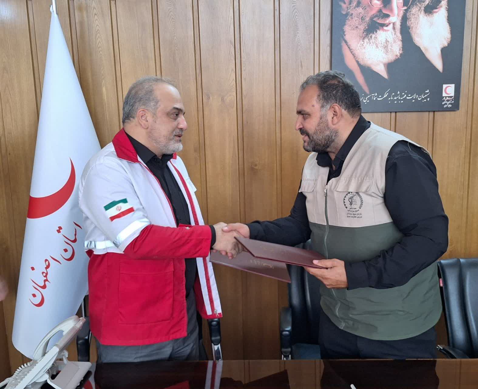 تفاهمنامه همکاری مشترک بین بسیج سازندگی و جمعیت هلالاحمر استان اصفهان منعقد شد تفاهمنامه همکاری مشترک بین بسیج سازندگی و جمعیت هلالاحمر استان اصفهان منعقد شد