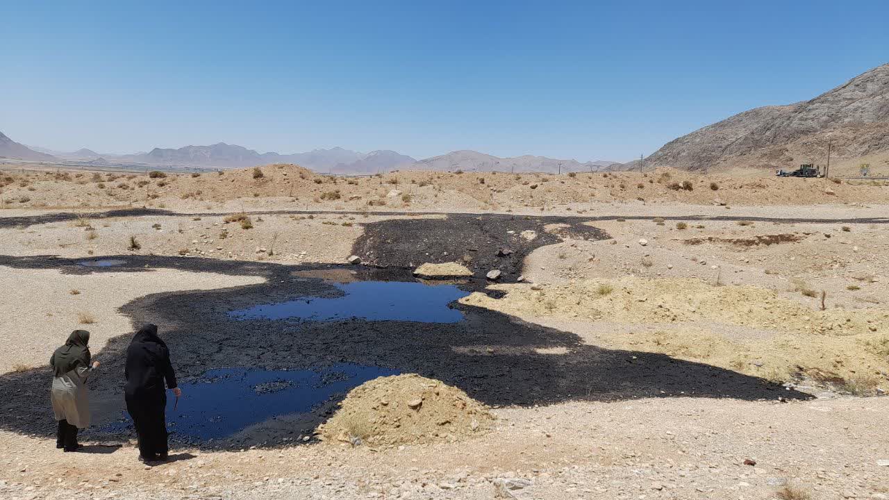 تخلیه غیرمجاز لجنهای اسیدی، محیط زیست فریدن را آلوده کرد تخلیه غیرمجاز لجنهای اسیدی، محیط زیست فریدن را آلوده کرد