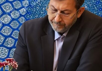 پیام استاندار اصفهان به مناسبت بیست و ششم مرداد ماه سالروز ورود آزادگان به میهن اسلامی 🔹به گزارش اداره کل روابط عمومی و امور بین الملل استانداری اصفهان، دکتر مهدی جمالی نژاد استاندار اصفهان به مناسبت بیست و ششم مرداد ماه سالروز ورود آزادگان به میهن اسلامی پیامی صادر کرد. متن پیام بدین شرح می باشد: بسمالله الرحمن الرحیم 🔸بیستوششم مردادماه، یادآور بازگشت آزادگانی است که سالهای دشوار اسارت را دور از وطن و خانواده سپری کردند؛ مردانی که در روزهای دفاع از مرزهای کشور، برای پاسداری از خاک ایران ایستادند و بهای این ایستادگی را با سالها دوری، رنج و چشمانتظاری پرداختند. 🔸اسارت، برای آنان تنها تحمل سختیهای اردوگاه نبود؛ سالهایی از زندگی بود که در فاصلهای دور از خانه و در حسرت دیدار عزیزان گذشت. در سوی دیگر، خانوادههایی بودند که سالها با جای خالی یک پدر، همسر، فرزند یا برادر زندگی کردند و امید بازگشت را در دل زنده نگه داشتند. از همین رو، روایت آزادگان را نمیتوان تنها روایت چند سال اسارت دانست؛ این روایت، بخشی از حافظه جمعی ملت ایران از روزهای دفاع از سرزمین و ایستادگی در برابر تجاوز است. 🔸آزادگان پس از سالها، به میهن بازگشتند؛ اما ارزش آن بازگشت، تنها در پایان اسارت نبود. آنان با بازگشت خود نشان دادند که انسان میتواند سختترین سالهای زندگی را پشت سر بگذارد و همچنان عزت، امید و پیوند خود را با وطن حفظ کند. امروز وظیفه ماست که این بخش از تاریخ ایران را با همان حقیقت و بزرگی که در زندگی آنان و خانوادههایشان جریان داشته، به نسلهای آینده منتقل کنیم. 🔸اینجانب سالروز ورود آزادگان به میهن اسلامی را به تمامی آزادگان عزیز، خانوادههای معزز آنان و مردم شریف استان اصفهان تبریک عرض میکنم و از صبر، ایثار و استواری آنان در سالهای دفاع از ایران عزیز قدردانی میکنم. مهدی جمالینژاد استاندار اصفهان #ایران #آزادگان #حماسه #ایثار #اسلام #میهن #دفاع_مقدس #امام_رضا 🇮🇷 #تا_پای_جان_برای_استان_اصفهان #استانداری #جمالی_نژاد 🔰 استانداری اصفهان 🔰 | شبکههای اجتماعی رسمی استانداری اصفهان|