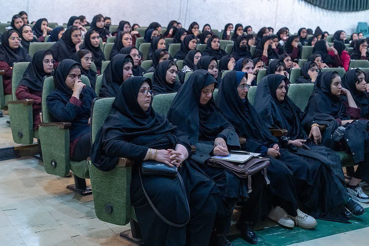 ترسیم الگوی سوم زن ایرانی؛ از هویتیابی تا تمدنسازی؛ «دختران فاطمی» و جستجوی الگوی زن ایرانی در فرهنگسرای مهر کاشان ترسیم الگوی سوم زن ایرانی؛ از هویتیابی تا تمدنسازی؛ «دختران فاطمی» و جستجوی الگوی زن ایرانی در فرهنگسرای مهر کاشان