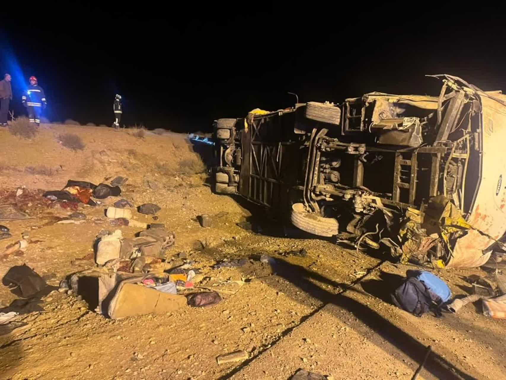 حادثه دلخراش واژگونی اتوبوس با ۱۳ فوتی در محور نطنز اصفهان