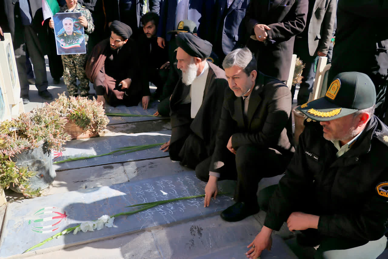 تجدید میثاق استاندار و مسئولان استانی با آرمانهای والای شهدا تجدید میثاق استاندار و مسئولان استانی با آرمانهای والای شهدا