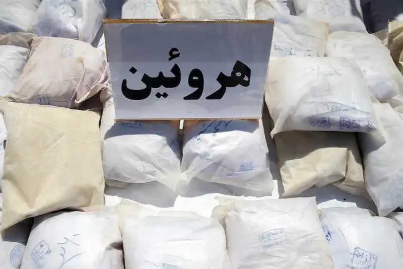 کشف بیش از  ۴ کیلو هروئین از یک سواری پراید در نائین