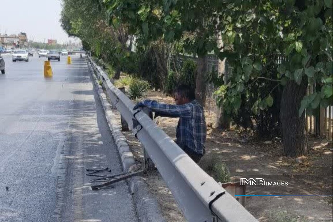 ایمن‌سازی گاردریل‌های بزرگراه شهید چمران منطقه ۷ اصفهان