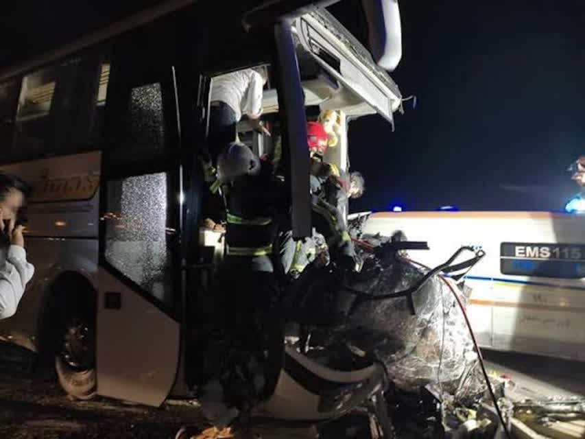 خروج اتوبوس مسافربری از جاده در محور فولادشهر ـ نجف‌آباد/ ۷ نفر مصدوم شدند