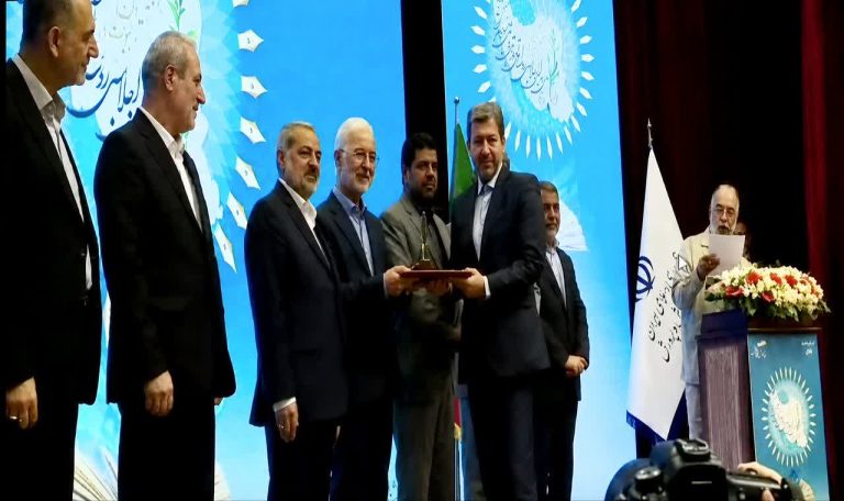 استاندار اصفهان به‌عنوان استاندار برتر کشور در سی‌ونهمین اجلاس ملی روسای آموزش‌وپرورش تجلیل شد