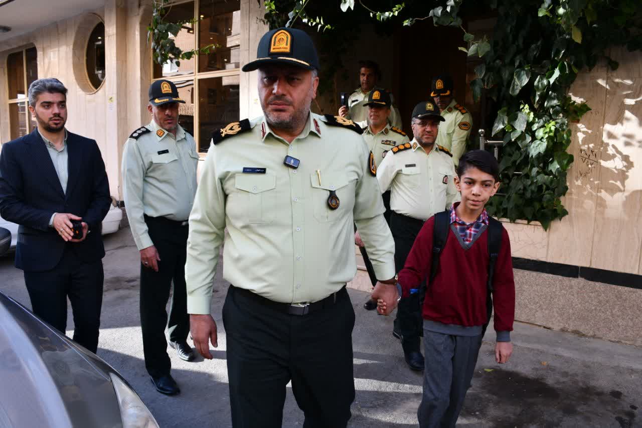 همراهی فرزند شهید مهرابی با فرمانده انتظامی استان اصفهان در آغاز سال تحصیل همراهی فرزند شهید مهرابی با فرمانده انتظامی استان اصفهان در آغاز سال تحصیل